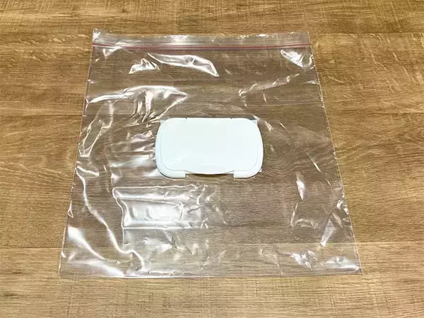 【３分DIY】ジッパー袋とウェットシートの蓋で作る　“即席”携帯ティッシュケースの手順