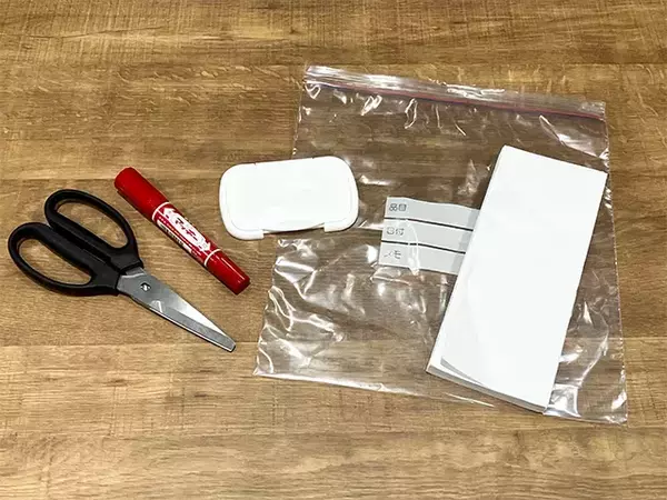 【３分DIY】ジッパー袋とウェットシートの蓋で作る　“即席”携帯ティッシュケースの手順