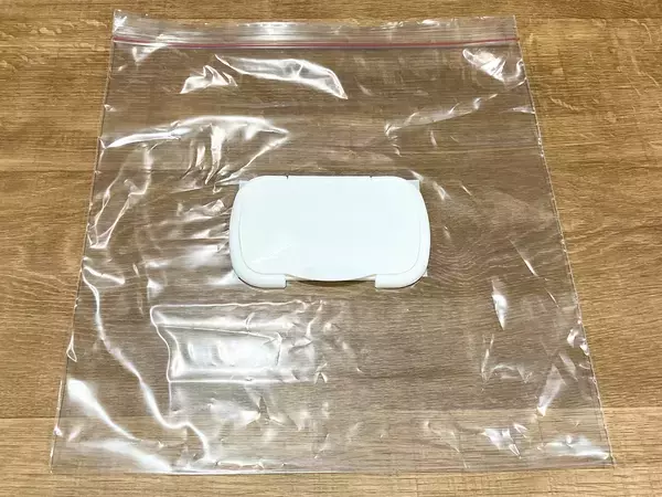 【３分DIY】ジッパー袋とウェットシートの蓋で作る　“即席”携帯ティッシュケースの手順