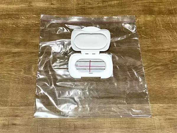 【３分DIY】ジッパー袋とウェットシートの蓋で作る　“即席”携帯ティッシュケースの手順