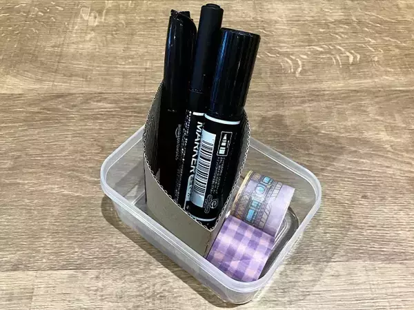 カフェ風インテリアになる！　コーヒースリーブを『植木鉢カバー』『収納の仕切り』『プリント入れ』に使う活用法