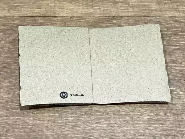 カフェ風インテリアになる！　コーヒースリーブを『植木鉢カバー』『収納の仕切り』『プリント入れ』に使う活用法