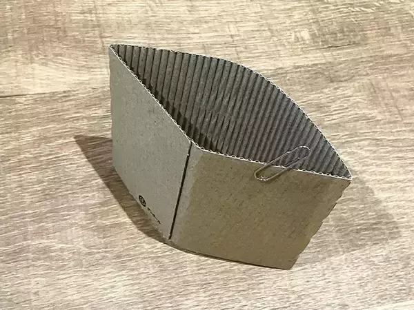 カフェ風インテリアになる！　コーヒースリーブを『植木鉢カバー』『収納の仕切り』『プリント入れ』に使う活用法