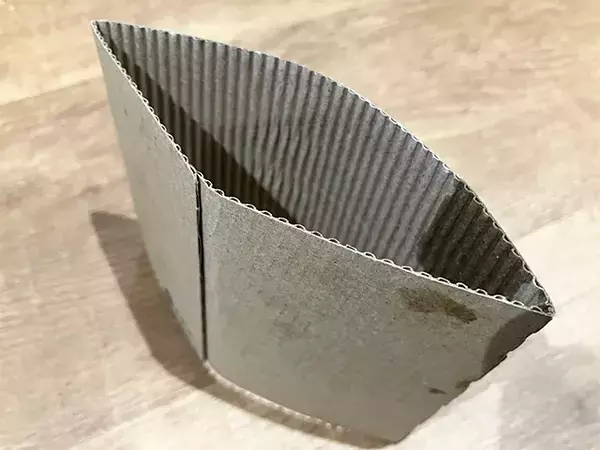 カフェ風インテリアになる！　コーヒースリーブを『植木鉢カバー』『収納の仕切り』『プリント入れ』に使う活用法