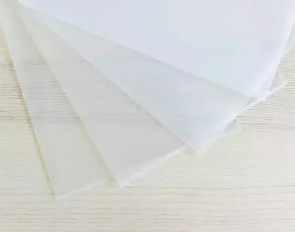 余ったクリアファイルを切って開くと？　ステッカーの収納術に「目からウロコ」「真似します」【再利用テク4選】