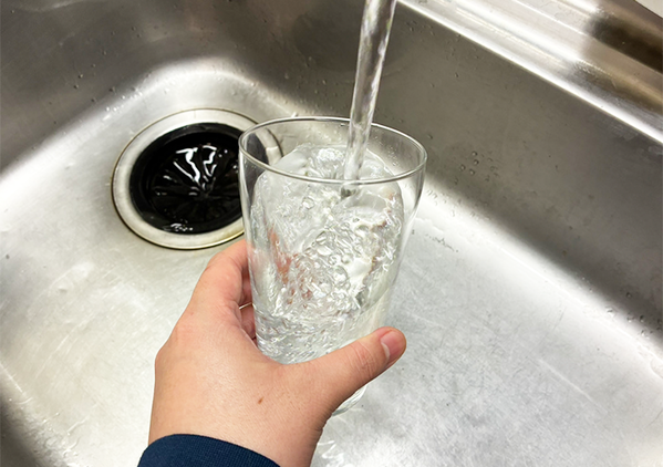 浄水器を使わず水道水をおいしく飲むには？　水道局の3つの方法を試して一番よかったのが…【検証】
