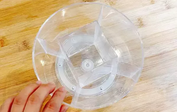 狭いところに収納スペース誕生！　110円の回るグッズに「取りやすい」【ダイソー】