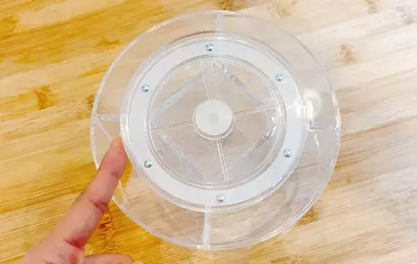 狭いところに収納スペース誕生！　110円の回るグッズに「取りやすい」【ダイソー】