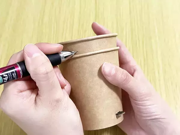 ゴミ箱がないデスク周りの救世主　紙コップ2つで『ゴミ箱』を作った結果？　「可愛くて便利」