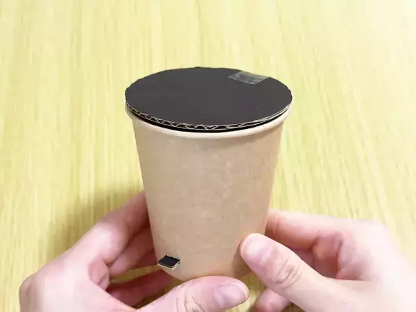 ゴミ箱がないデスク周りの救世主　紙コップ2つで『ゴミ箱』を作った結果？　「可愛くて便利」