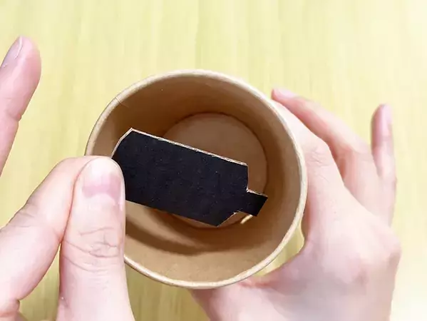 ゴミ箱がないデスク周りの救世主　紙コップ2つで『ゴミ箱』を作った結果？　「可愛くて便利」