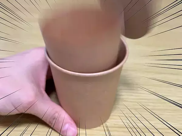 ゴミ箱がないデスク周りの救世主　紙コップ2つで『ゴミ箱』を作った結果？　「可愛くて便利」