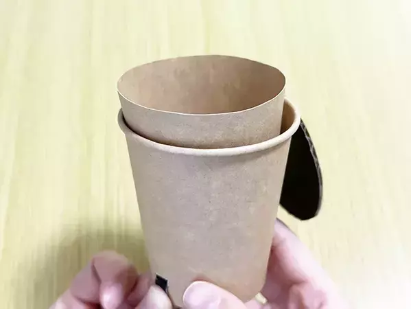 ゴミ箱がないデスク周りの救世主　紙コップ2つで『ゴミ箱』を作った結果？　「可愛くて便利」