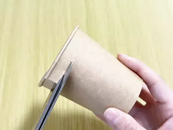 ゴミ箱がないデスク周りの救世主　紙コップ2つで『ゴミ箱』を作った結果？　「可愛くて便利」