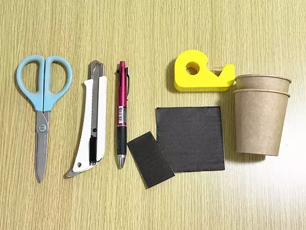 ゴミ箱がないデスク周りの救世主　紙コップ2つで『ゴミ箱』を作った結果？　「可愛くて便利」