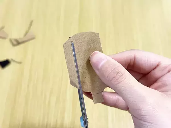 ゴミ箱がないデスク周りの救世主　紙コップ2つで『ゴミ箱』を作った結果？　「可愛くて便利」