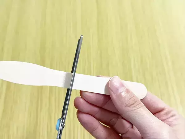 ゴミ箱がないデスク周りの救世主　紙コップ2つで『ゴミ箱』を作った結果？　「可愛くて便利」