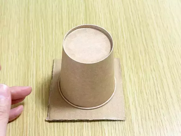 ゴミ箱がないデスク周りの救世主　紙コップ2つで『ゴミ箱』を作った結果？　「可愛くて便利」