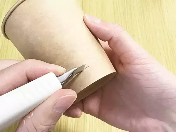 ゴミ箱がないデスク周りの救世主　紙コップ2つで『ゴミ箱』を作った結果？　「可愛くて便利」