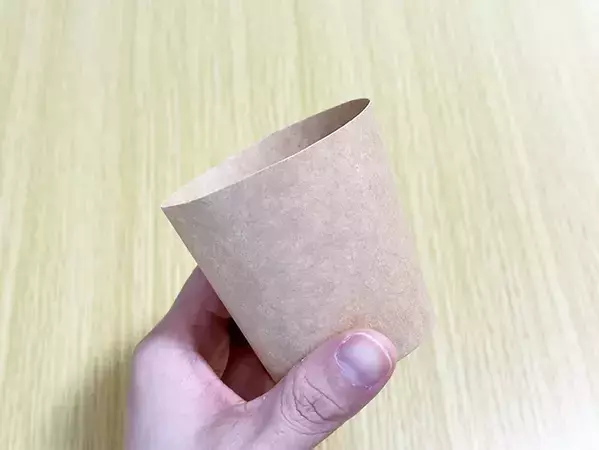ゴミ箱がないデスク周りの救世主　紙コップ2つで『ゴミ箱』を作った結果？　「可愛くて便利」