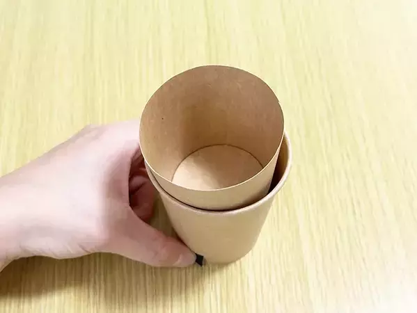 ゴミ箱がないデスク周りの救世主　紙コップ2つで『ゴミ箱』を作った結果？　「可愛くて便利」