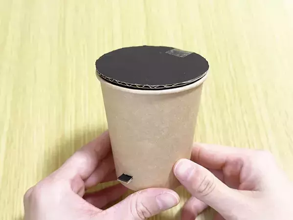 ゴミ箱がないデスク周りの救世主　紙コップ2つで『ゴミ箱』を作った結果？　「可愛くて便利」