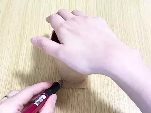 ゴミ箱がないデスク周りの救世主　紙コップ2つで『ゴミ箱』を作った結果？　「可愛くて便利」