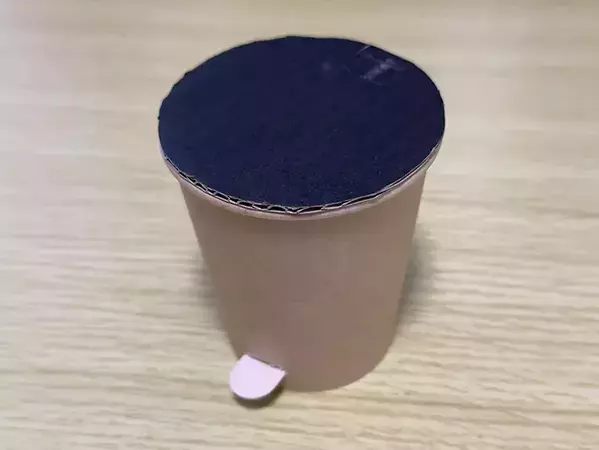 ゴミ箱がないデスク周りの救世主　紙コップ2つで『ゴミ箱』を作った結果？　「可愛くて便利」