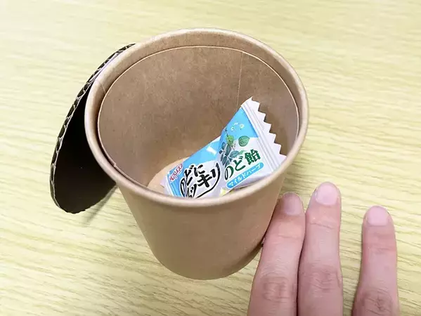 ゴミ箱がないデスク周りの救世主　紙コップ2つで『ゴミ箱』を作った結果？　「可愛くて便利」