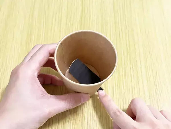 ゴミ箱がないデスク周りの救世主　紙コップ2つで『ゴミ箱』を作った結果？　「可愛くて便利」