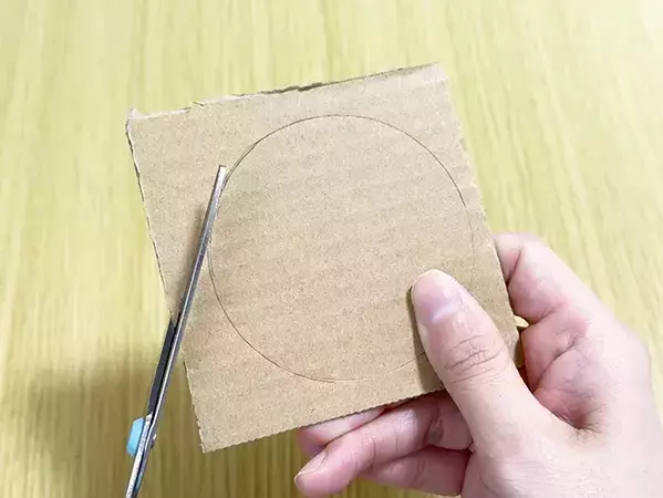 ゴミ箱がないデスク周りの救世主　紙コップ2つで『ゴミ箱』を作った結果？　「可愛くて便利」