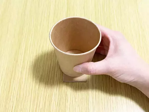 ゴミ箱がないデスク周りの救世主　紙コップ2つで『ゴミ箱』を作った結果？　「可愛くて便利」