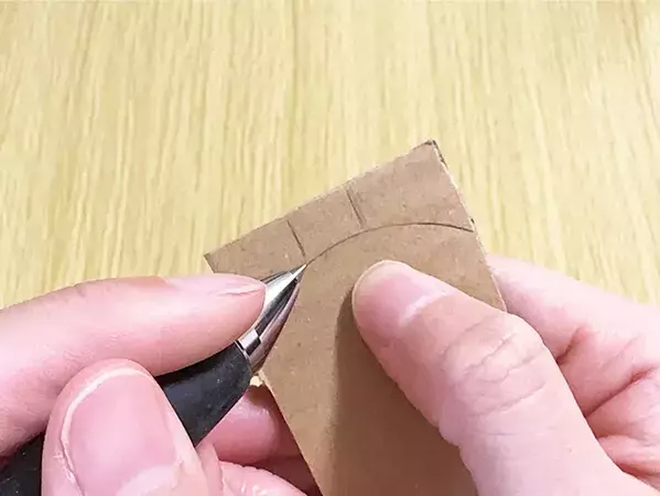 ゴミ箱がないデスク周りの救世主　紙コップ2つで『ゴミ箱』を作った結果？　「可愛くて便利」