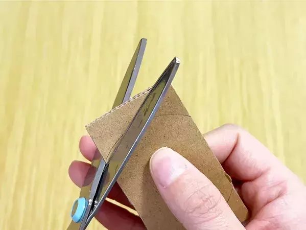 ゴミ箱がないデスク周りの救世主　紙コップ2つで『ゴミ箱』を作った結果？　「可愛くて便利」