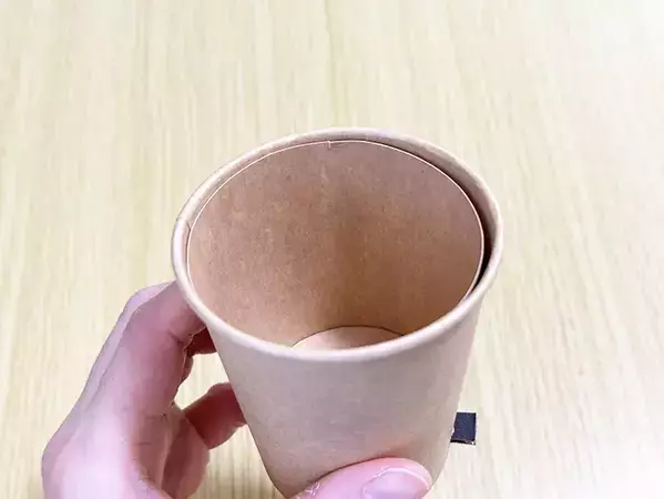 ゴミ箱がないデスク周りの救世主　紙コップ2つで『ゴミ箱』を作った結果？　「可愛くて便利」