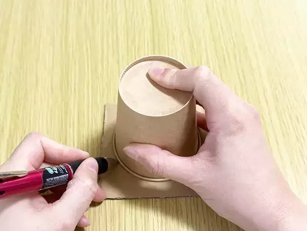 ゴミ箱がないデスク周りの救世主　紙コップ2つで『ゴミ箱』を作った結果？　「可愛くて便利」