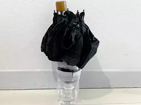 玄関びしょびしょを防ぐ！　空きペットボトルで作る傘置き場【手順】