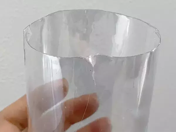 玄関びしょびしょを防ぐ！　空きペットボトルで作る傘置き場【手順】