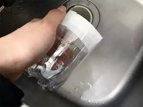 玄関びしょびしょを防ぐ！　空きペットボトルで作る傘置き場【手順】