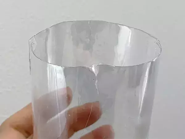 玄関びしょびしょを防ぐ！　空きペットボトルで作る傘置き場【手順】