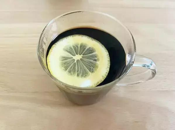 【初めてのレモンコーヒー体験】いつものブラックコーヒーにレモンを入れて飲んでみた