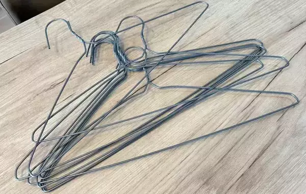 ためこんだ針金ハンガー　洗濯物じゃない使い道に「専用グッズみたい」「驚いた」