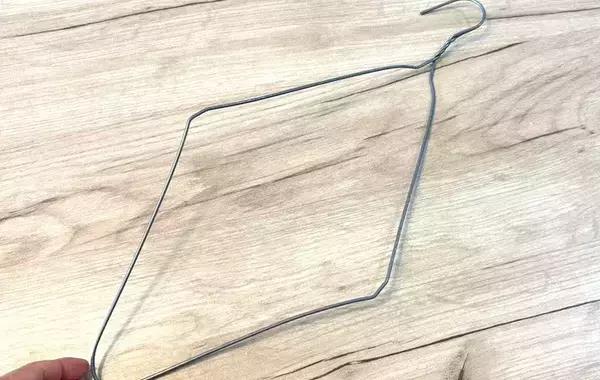 ためこんだ針金ハンガー　洗濯物じゃない使い道に「専用グッズみたい」「驚いた」