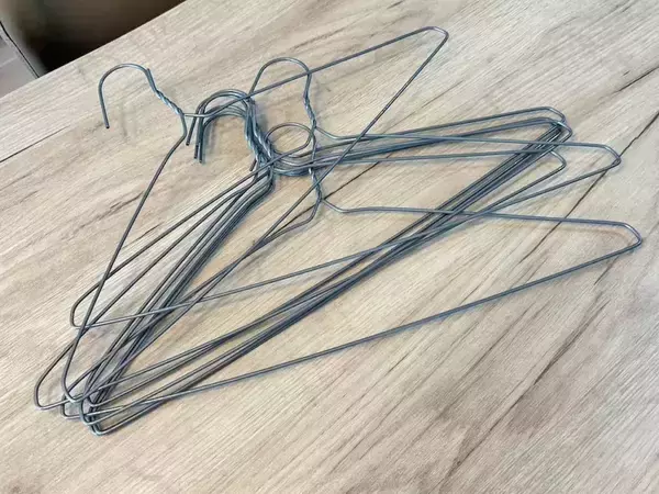 ためこんだ針金ハンガー　洗濯物じゃない使い道に「専用グッズみたい」「驚いた」