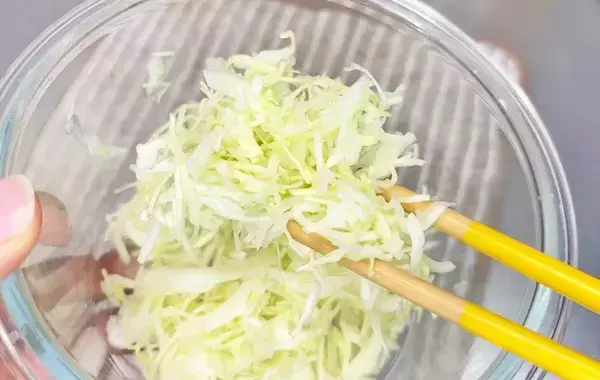 キャベツの水切り、これが正解！　ザルの後のひと手間に「驚くほどシャキシャキ」