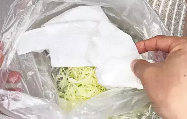 キャベツの水切り、これが正解！　ザルの後のひと手間に「驚くほどシャキシャキ」