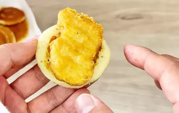 プチパンケーキにナゲットをのせたら…　マックに行ったら試したい『背徳アレンジ』