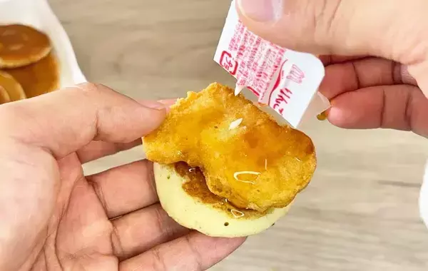 プチパンケーキにナゲットをのせたら…　マックに行ったら試したい『背徳アレンジ』