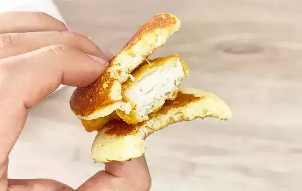 プチパンケーキにナゲットをのせたら…　マックに行ったら試したい『背徳アレンジ』