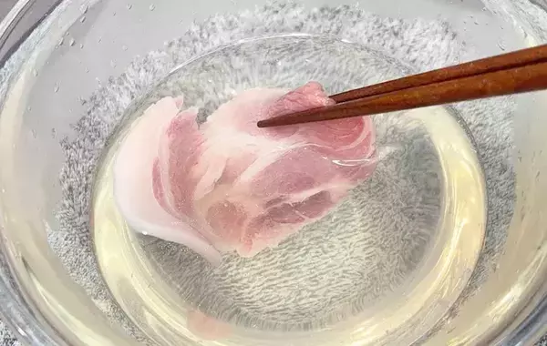 安い豚肉が別物に仕上がる！？　お湯にサッとくぐらせるだけで「しっとりやわらか」